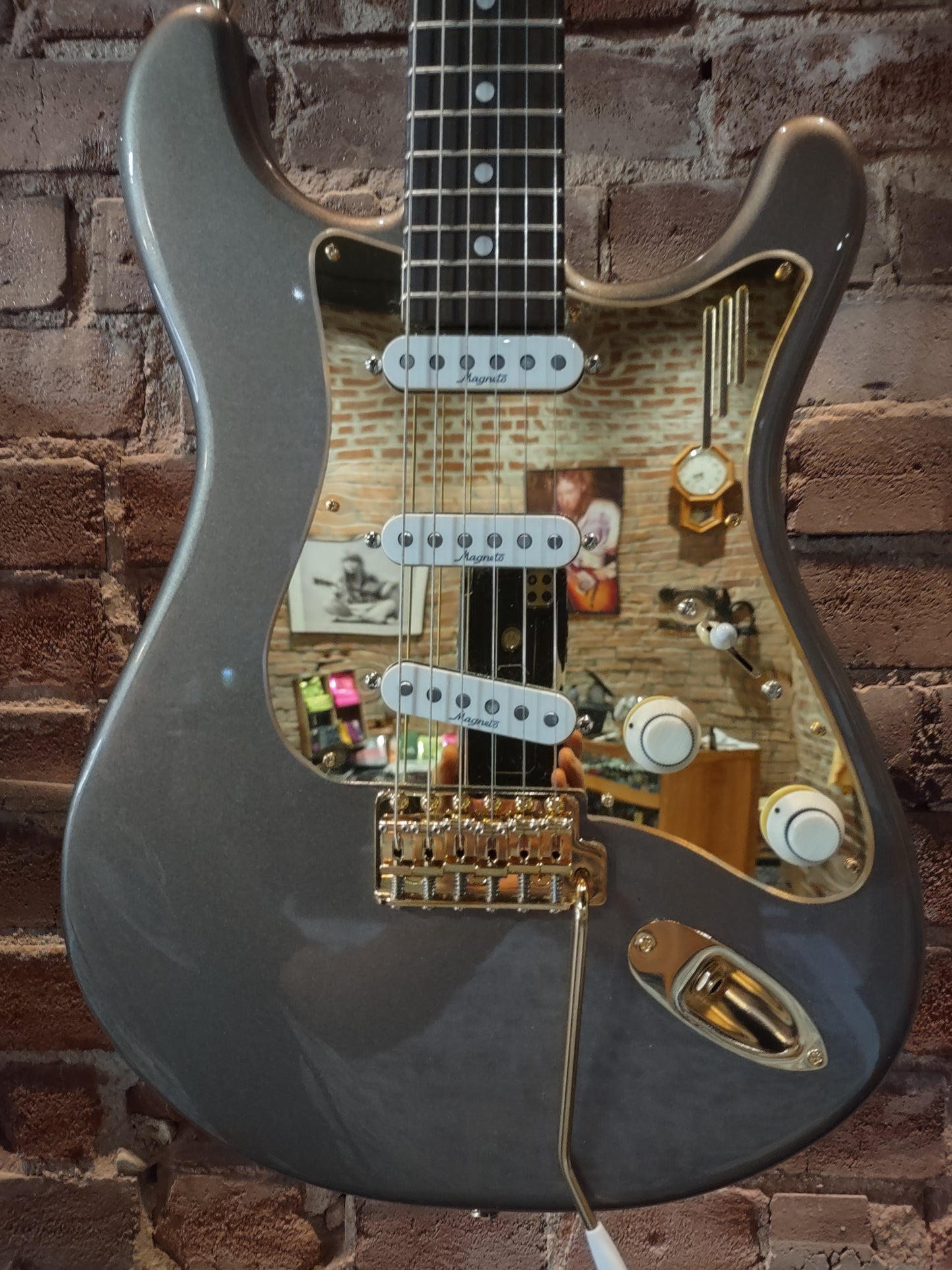Magneto Strat Raw Dog