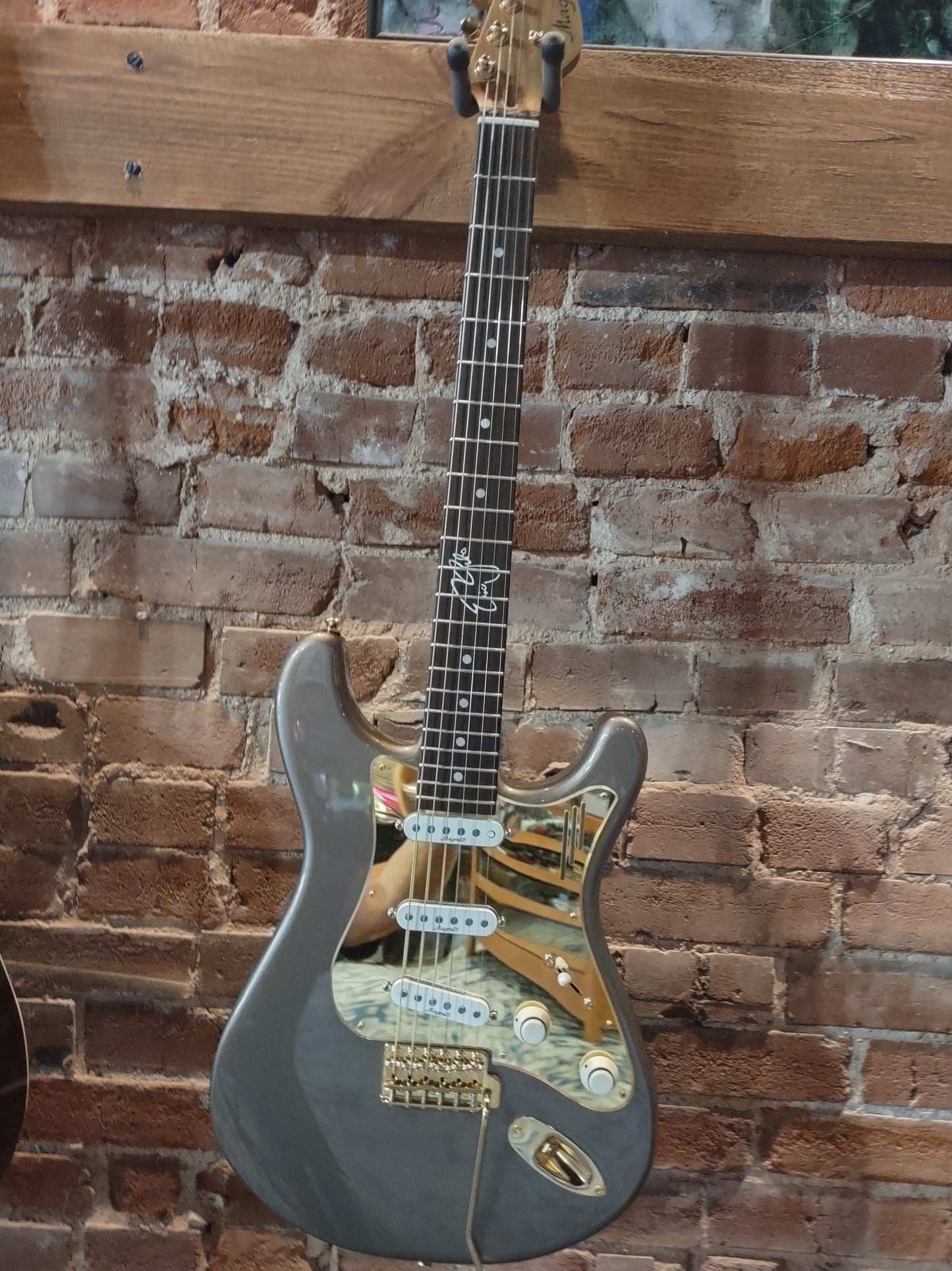 Magneto Strat Raw Dog