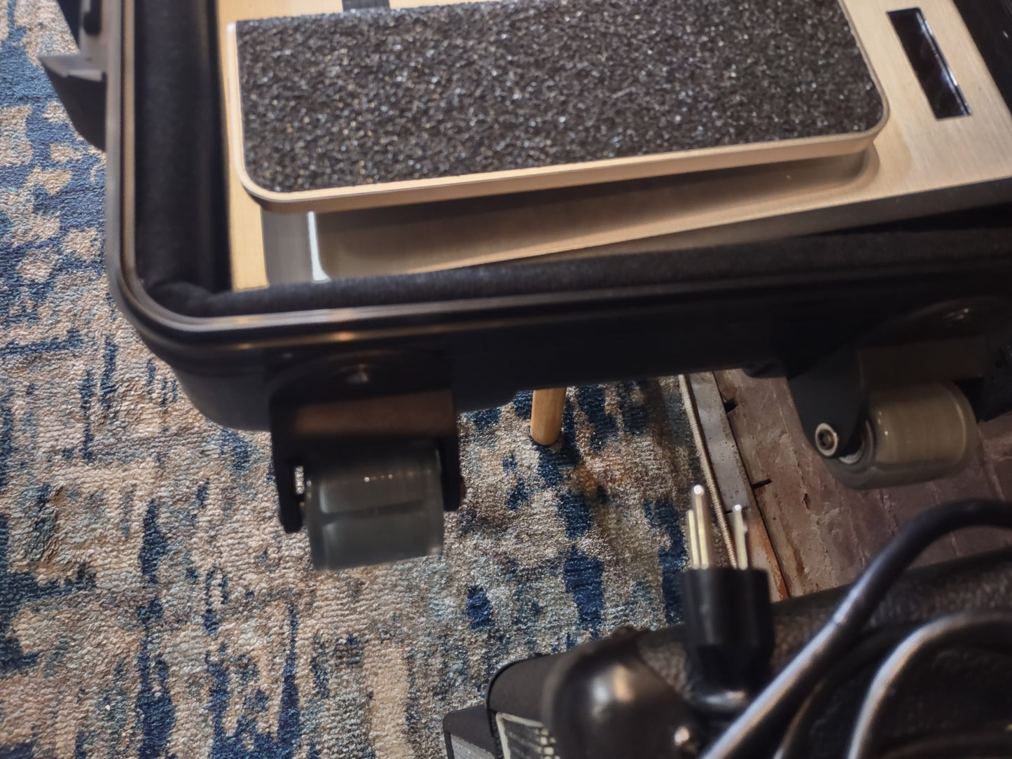 Line 6 Helix with deluxe roller case