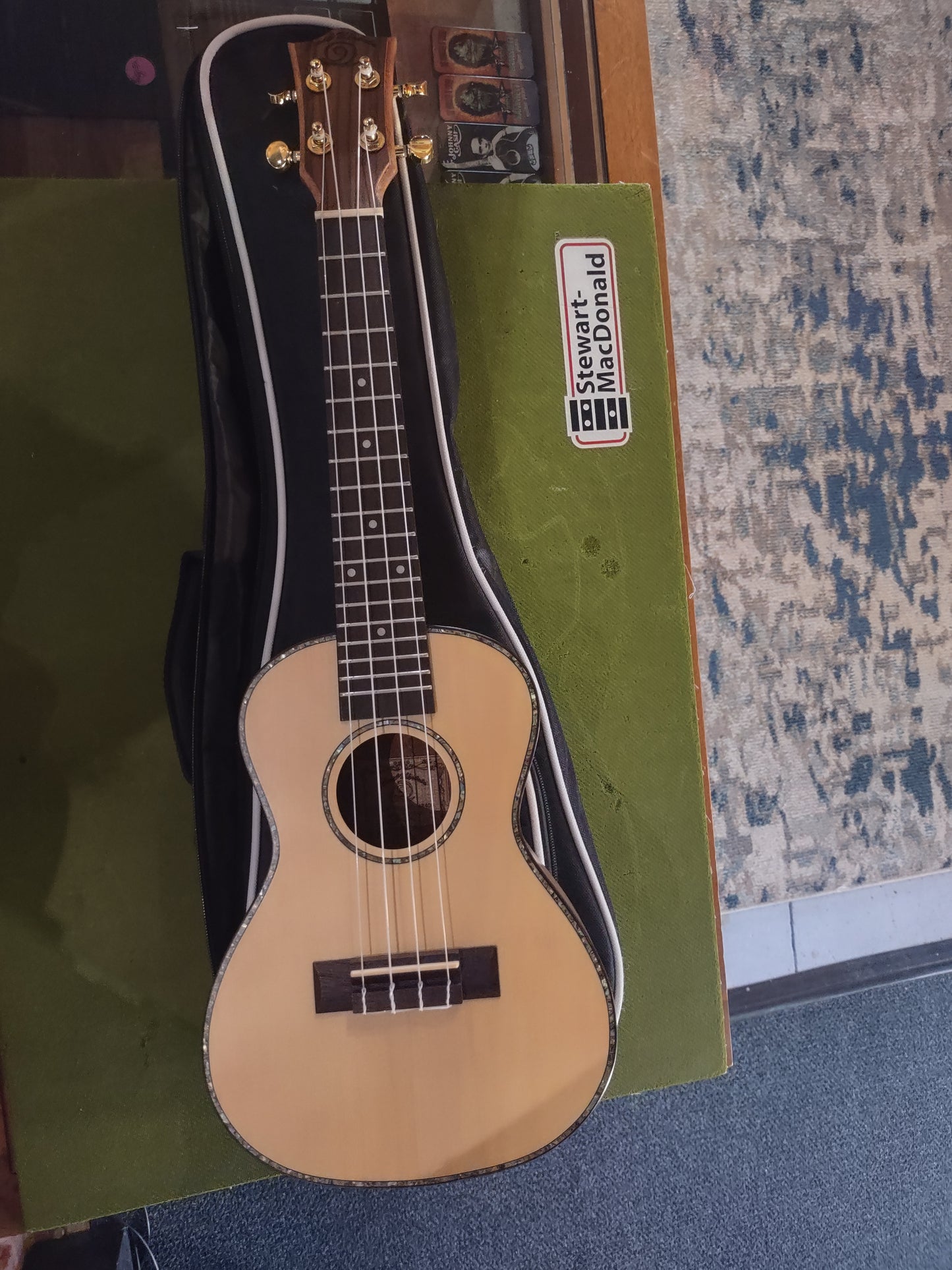 Snail AR-400 Ukuelele with bag
