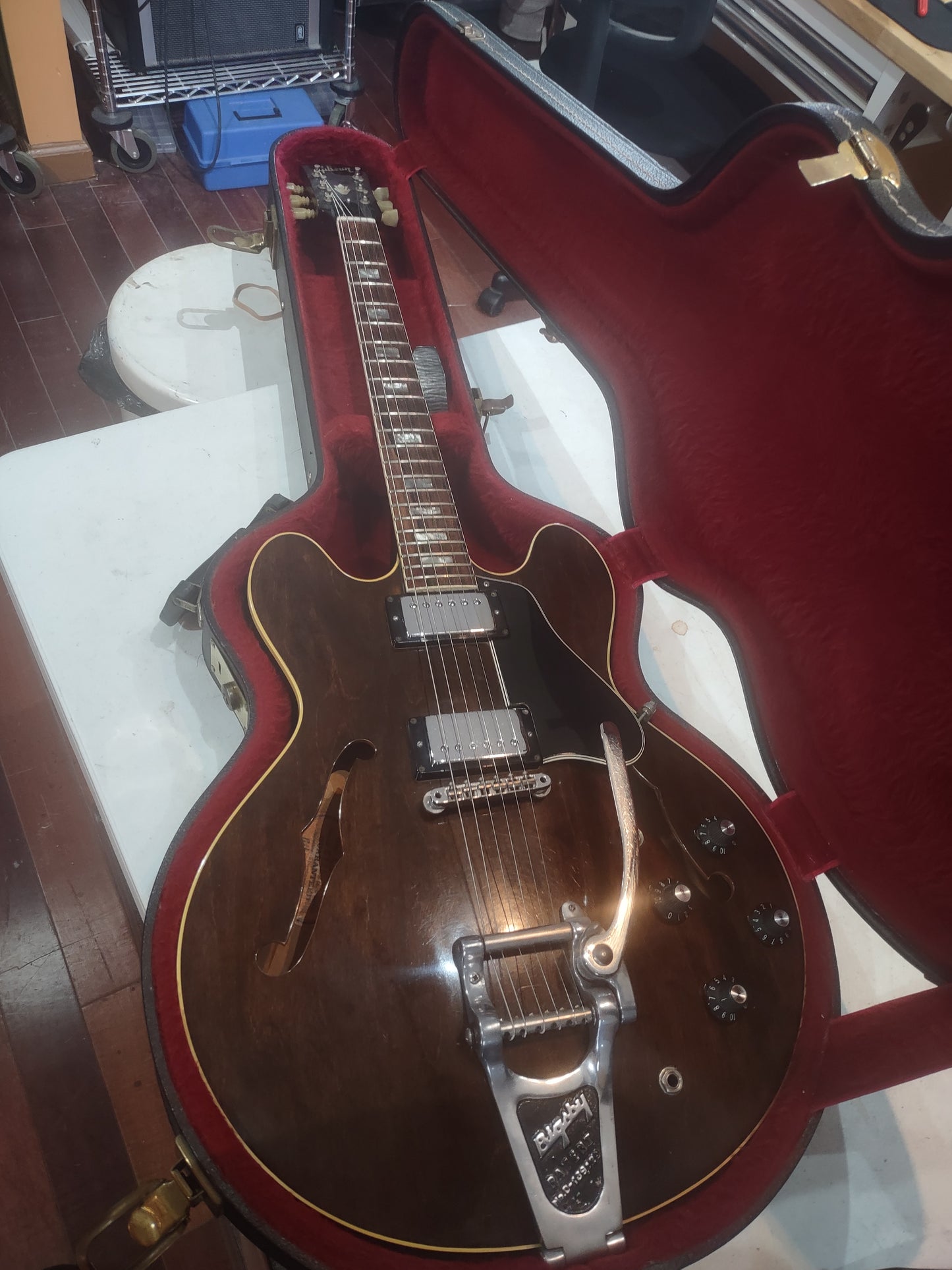 Gibson 335 1969  Brown with Bigsby with OHSC