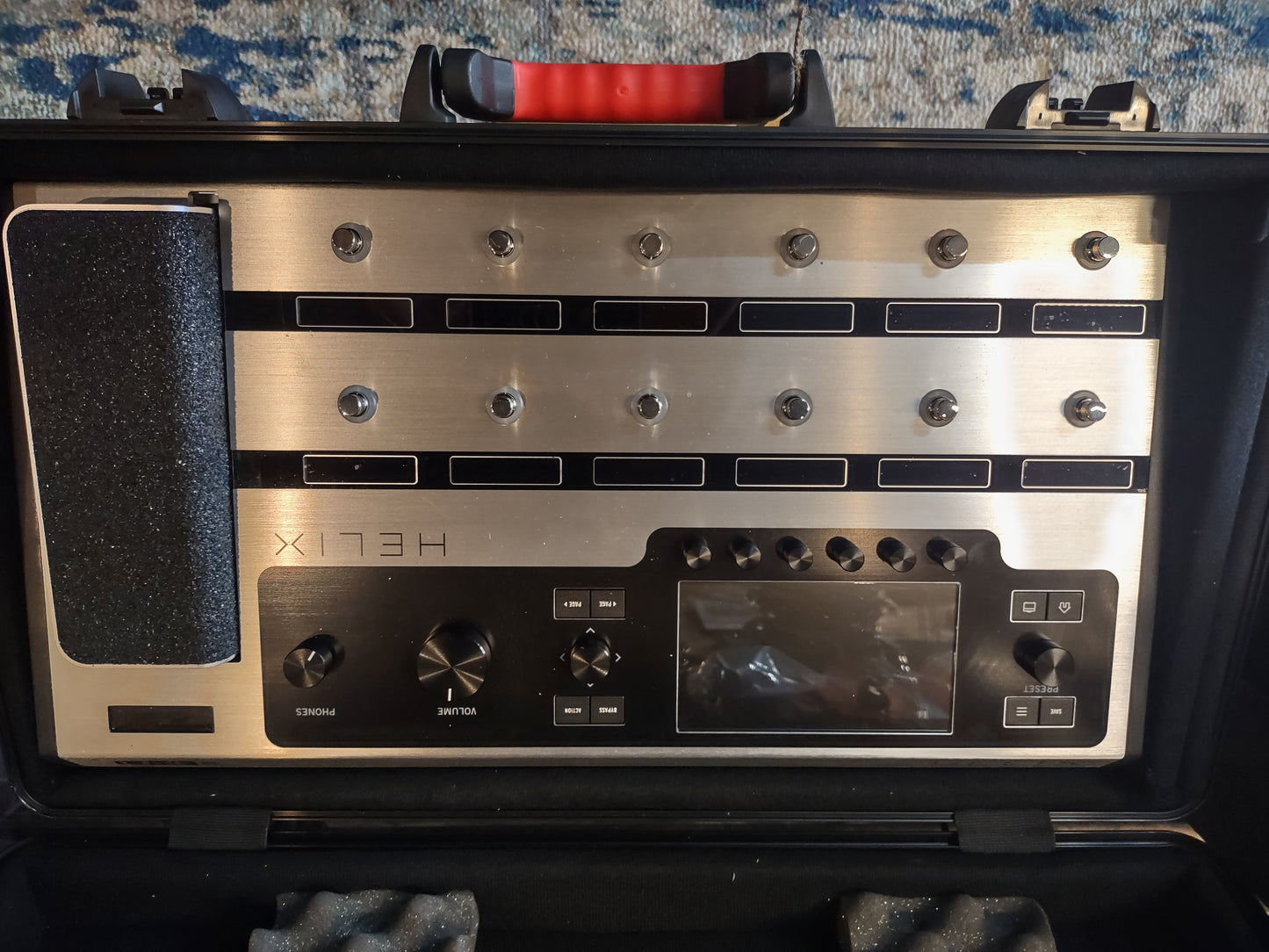 Line 6 Helix with deluxe roller case