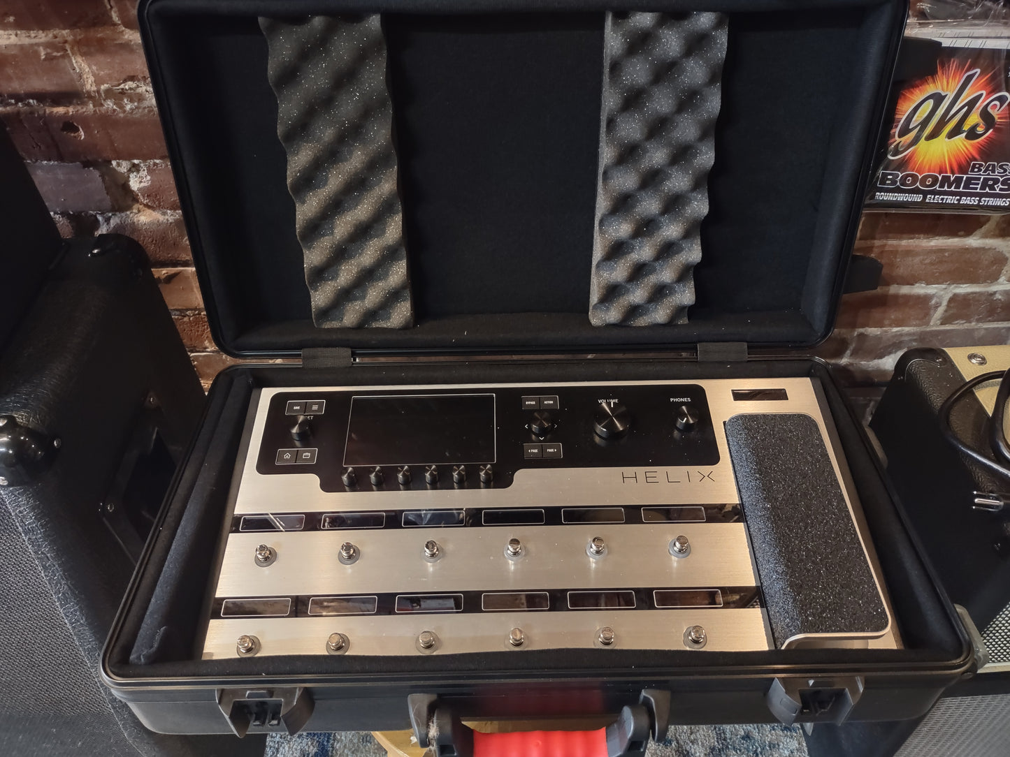 Line 6 Helix with deluxe roller case