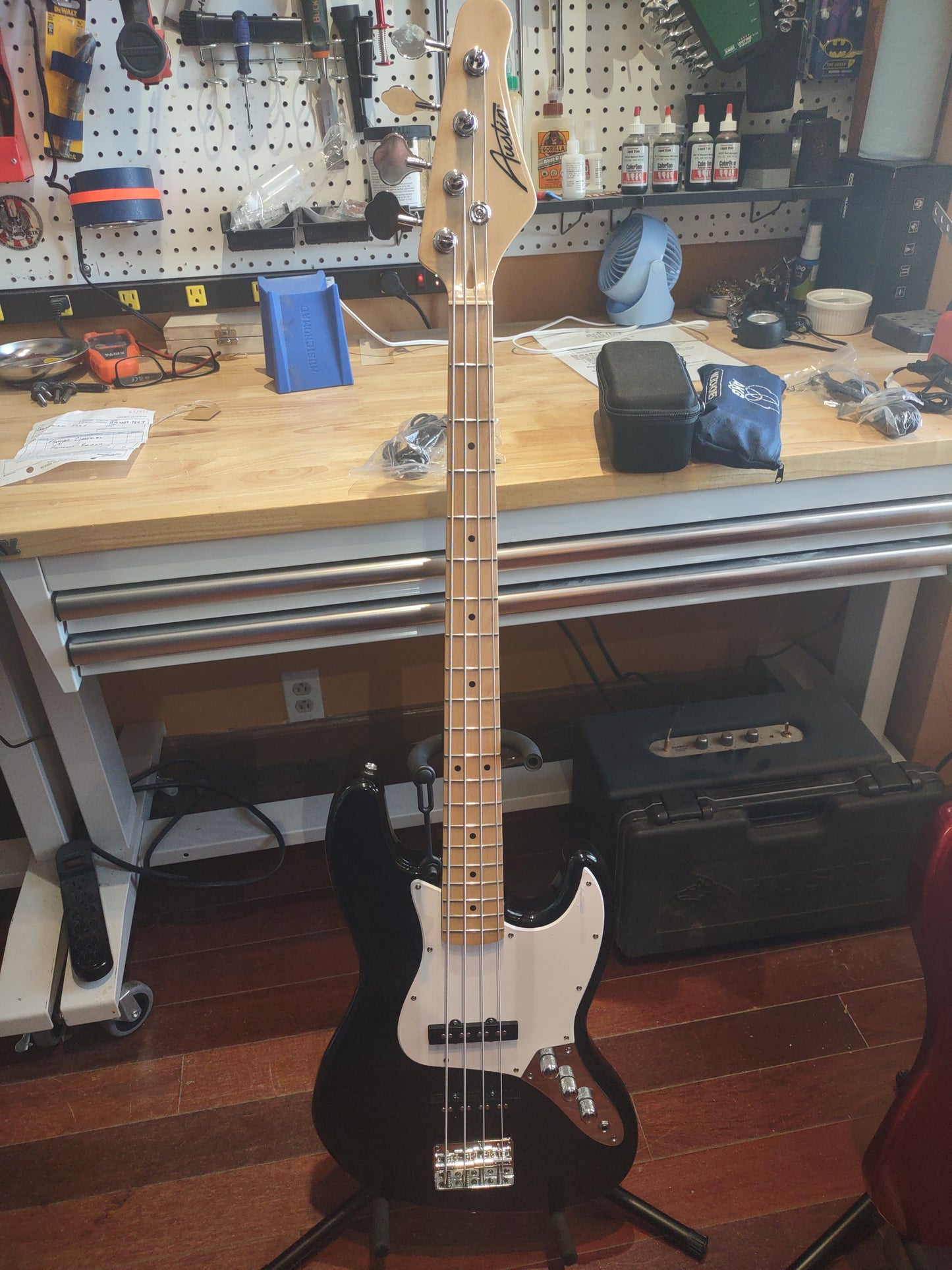 Austin Bass Double Cutaway Black. AJB300BK