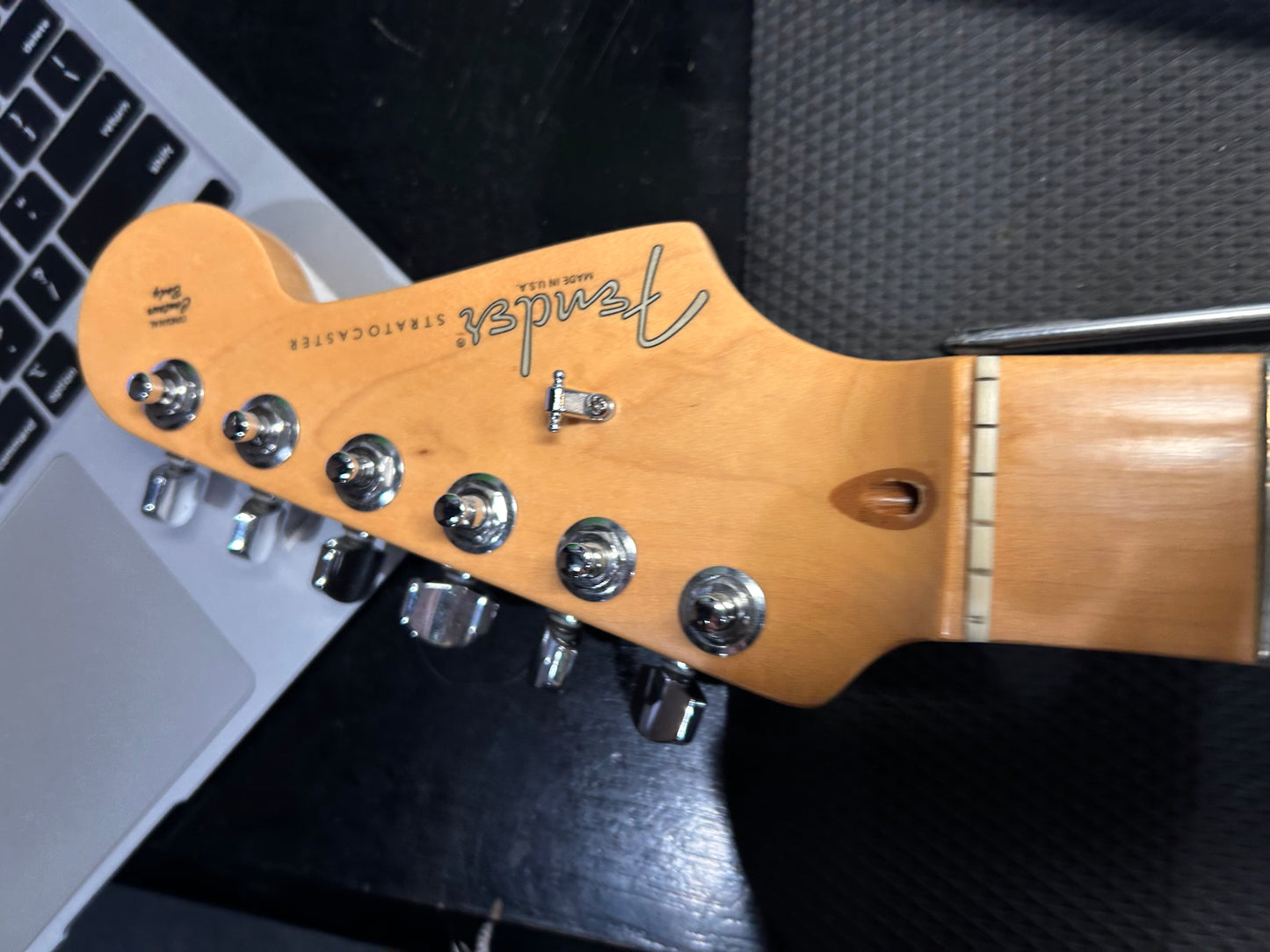 Fender Stratocaster Deluxe. 2001